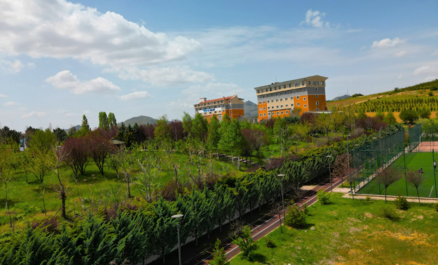 Kampüs yeşil alanları ve spor sahaları