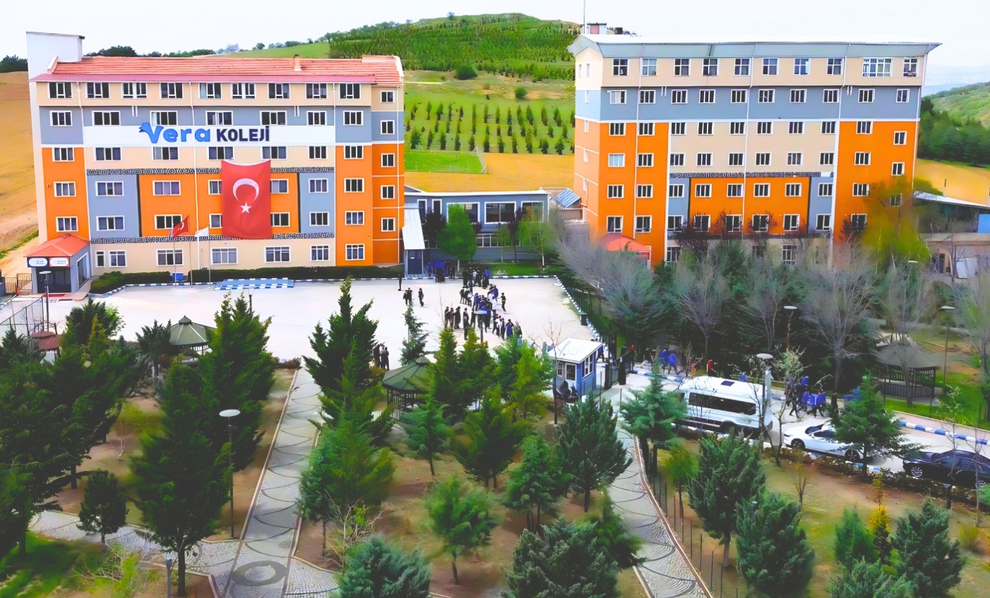 Kampüs avlusu ve bahçe alanları